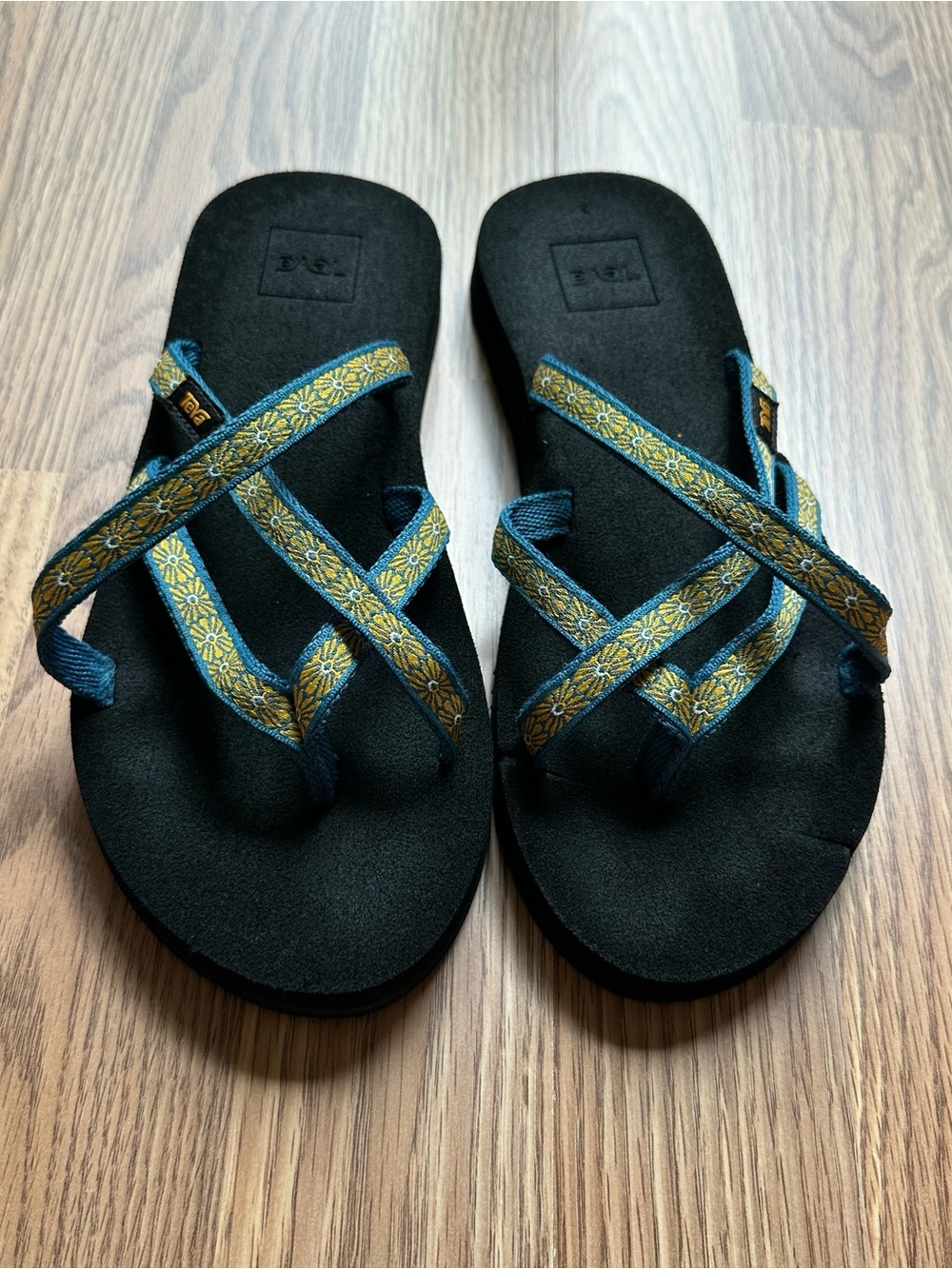 Teva Olowahu Sandals Womens 7 Blue Gold Floral Mush Flip Flops Comfort EU 38